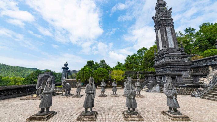 Statue in Khai Dinh King tomb